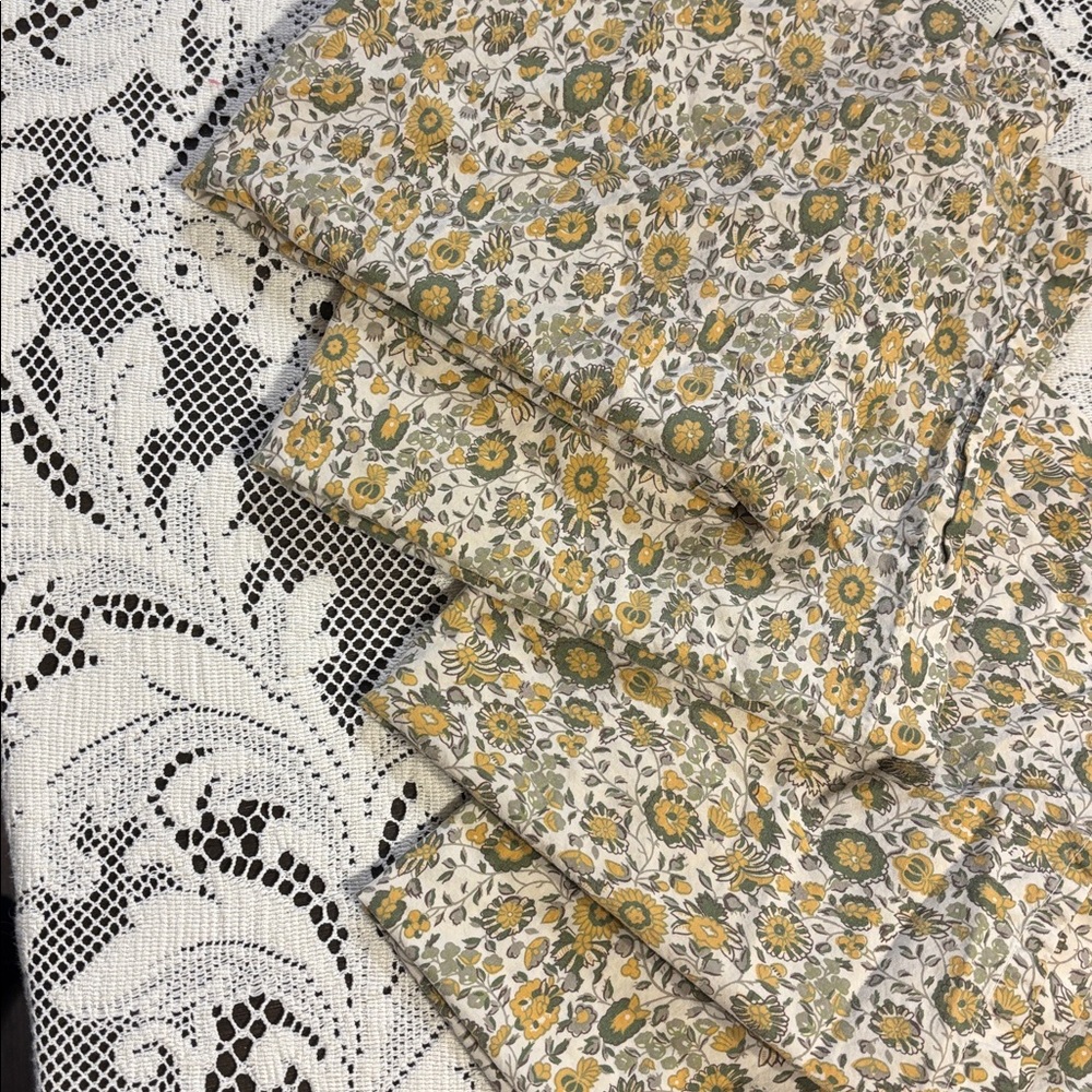 RARE Pottery Barn 2007 100% Cotton Floral Napkin Set of 4 | Cottagecore | dainty - Picture 4 of 4